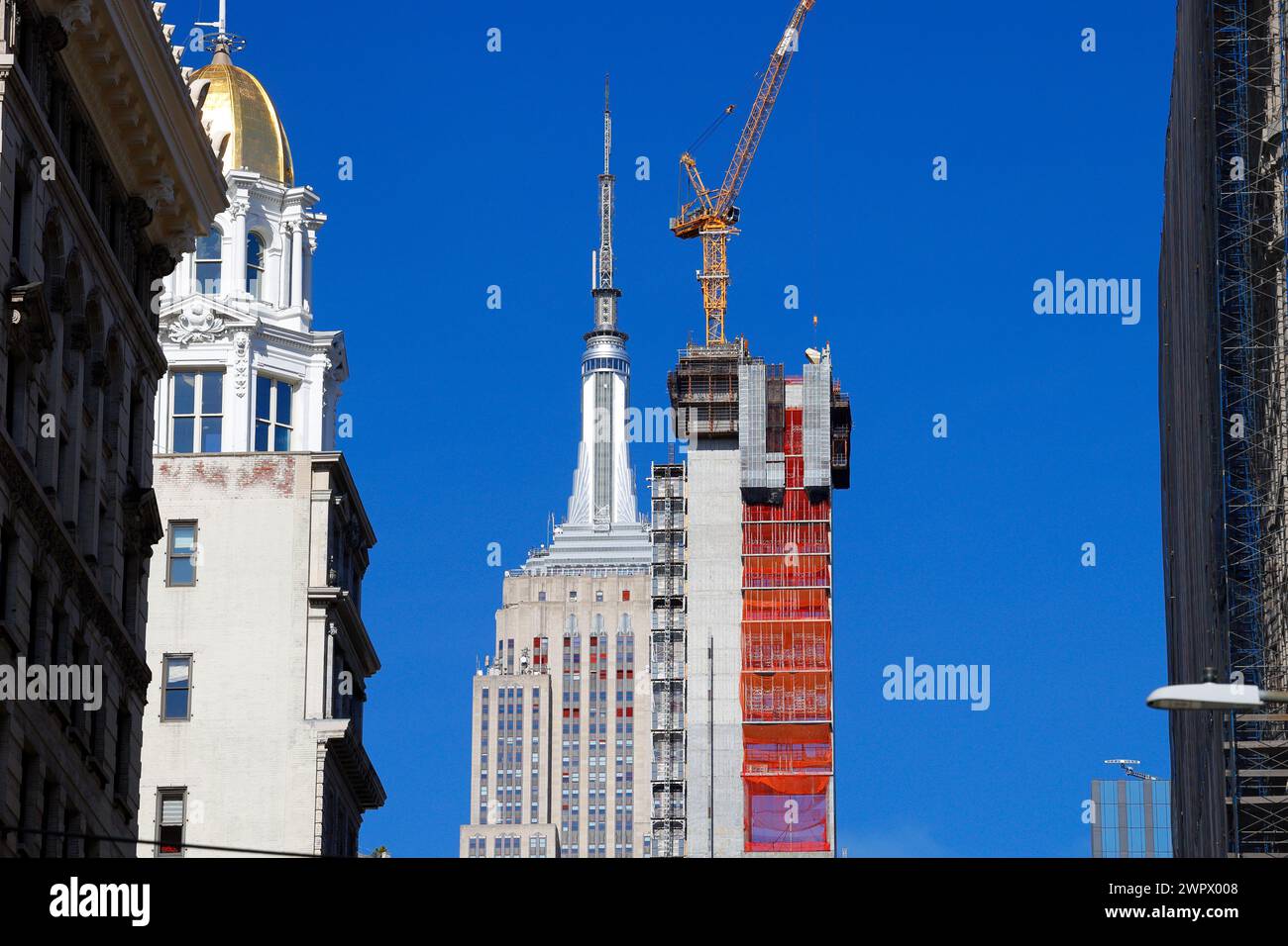 Blick auf das Empire State Building und ein 860'-Apartment-Wolkenkratzer im Bau an der 262 Fifth Avenue. Stockfoto