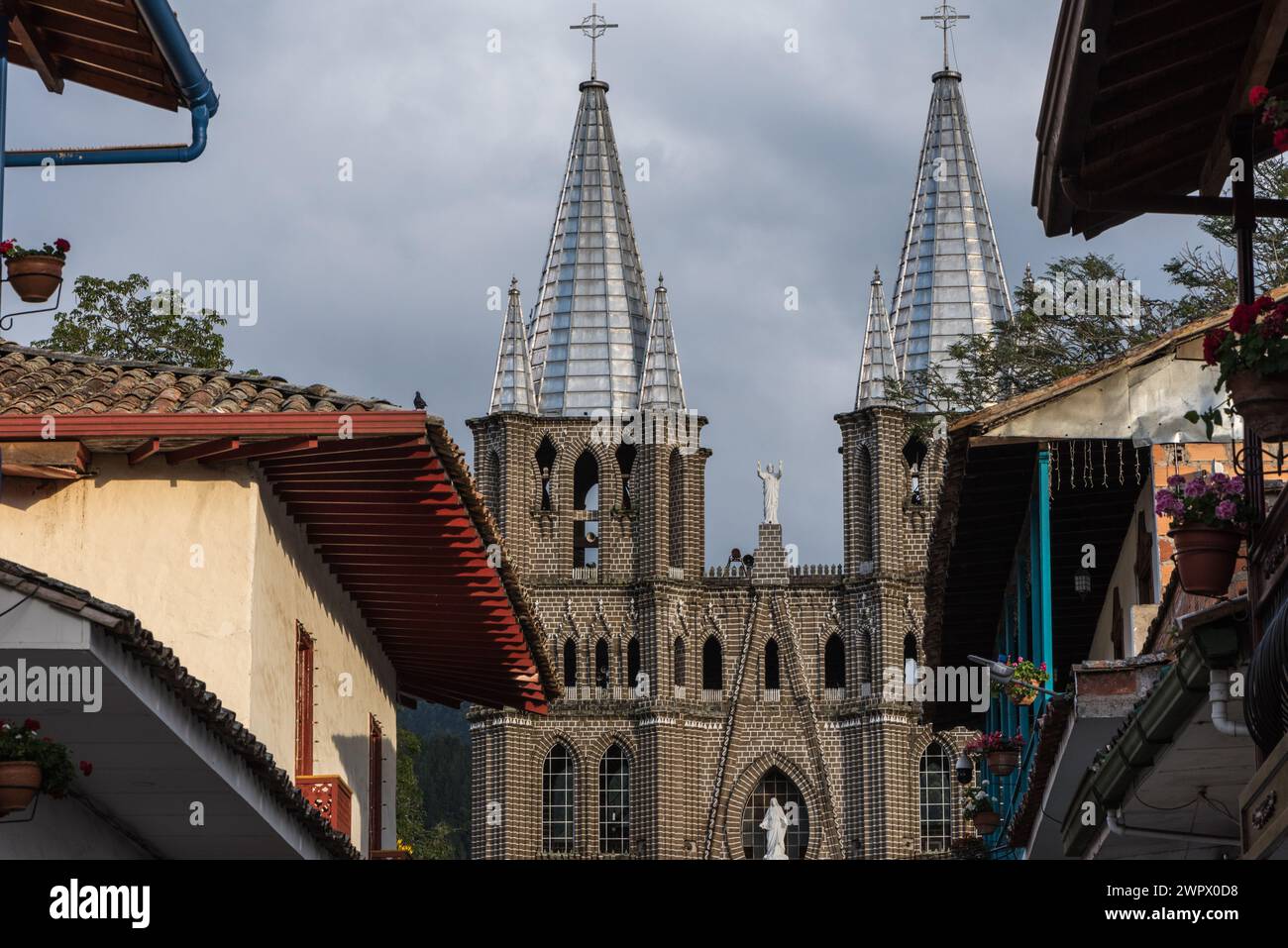 Blick auf die Kirche der Unbefleckten Empfängnis in Jardin, Kolumbien. Erbaut zwischen 1918-1940 mit handgeschnitzten Steinen. Stockfoto