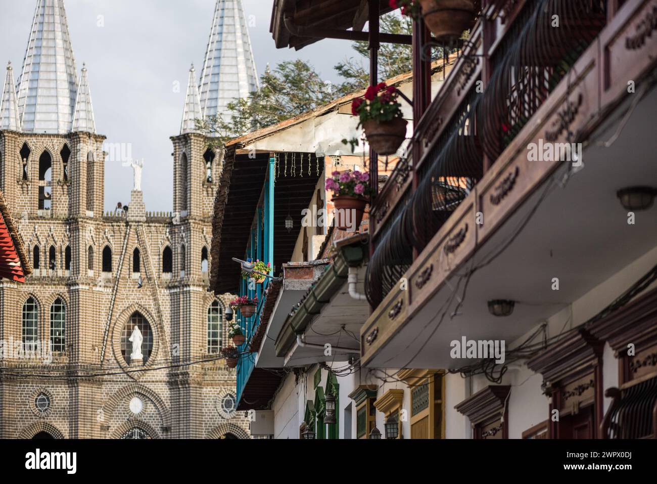 Blick auf die Kirche der Unbefleckten Empfängnis in Jardin, Kolumbien. Erbaut zwischen 1918-1940 mit handgeschnitzten Steinen. Stockfoto