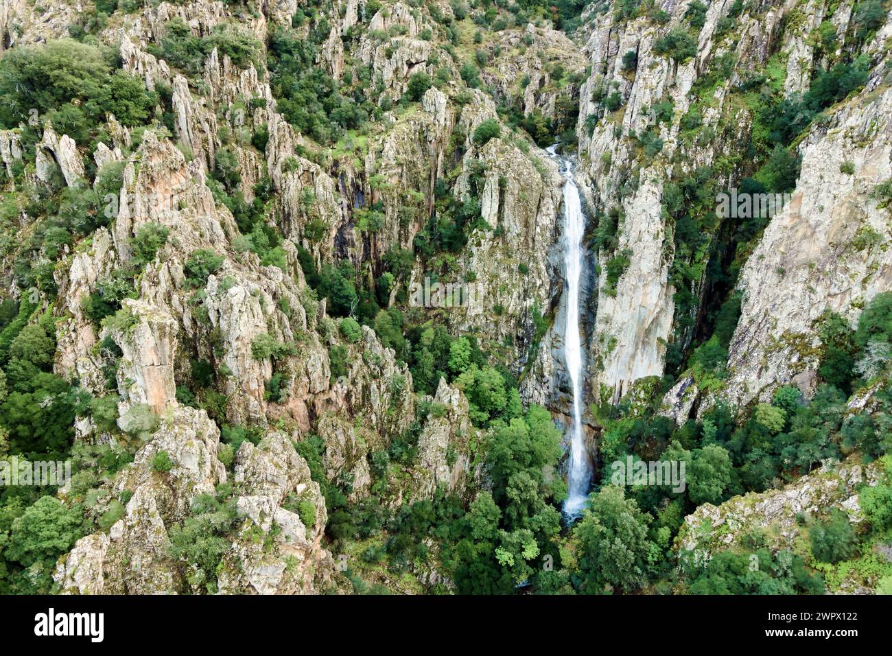 Luftaufnahme des Wasserfalls „Piscia di l’Onda“ auf Korsika, Frankreich Stockfoto