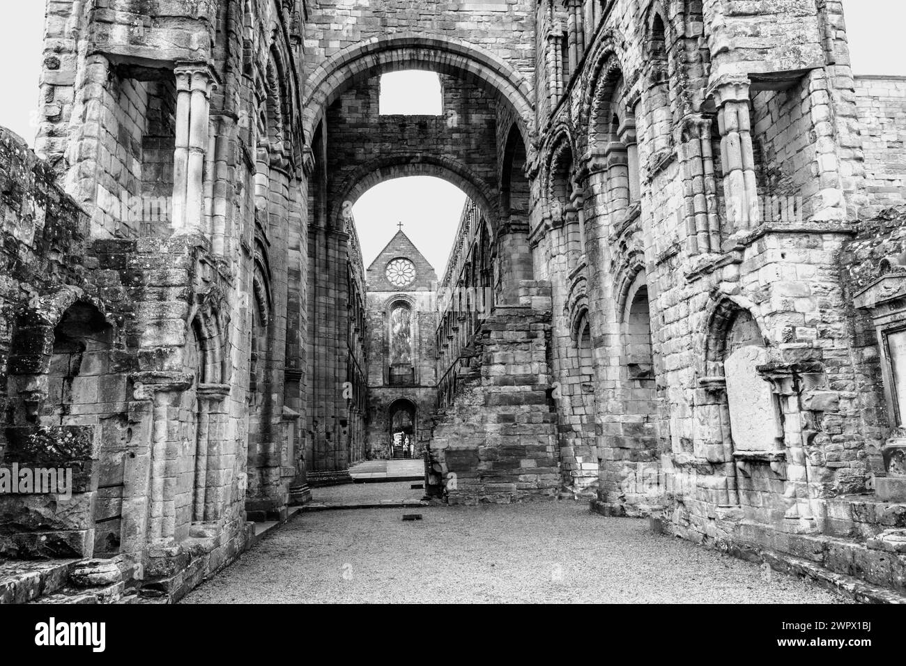 Schwarz-weiß-Blick auf die majestätische gotische Abteikirche der Jedburgh Abbey an der schottischen Grenze. Stockfoto