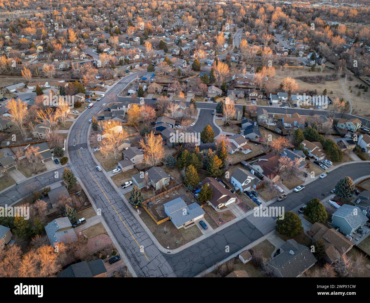 Wintermorgen über einer Wohnstraße in Fort Collins im Norden von Colorado, aus der Vogelperspektive Stockfoto
