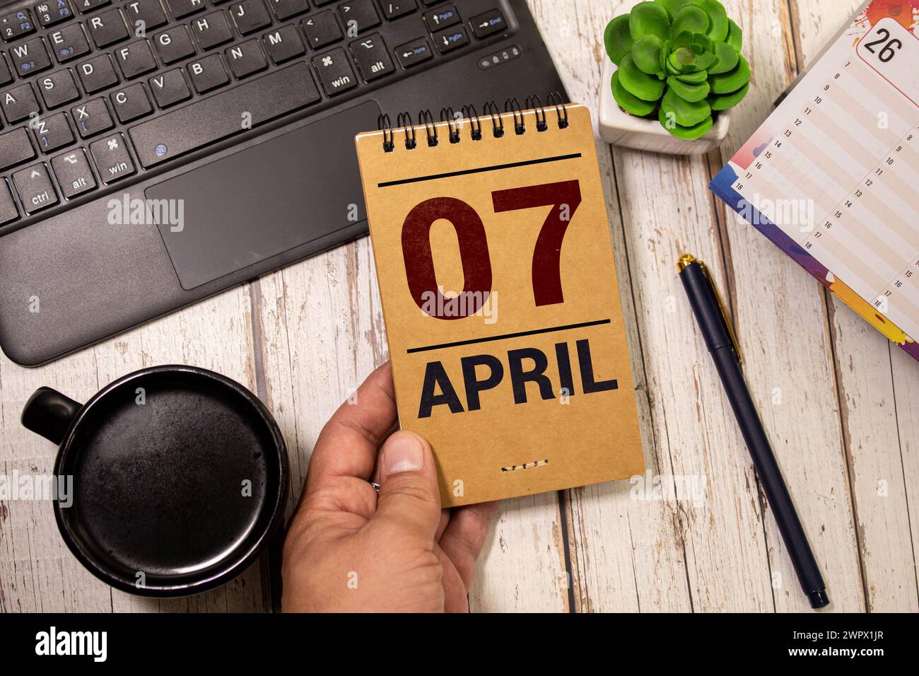 April 07 st. Tag 07 Monat, täglichen Kalender auf weißen Tisch mit Reflexion, mit hellblau hinterlegt. Frühling, leeren Raum für Text Stockfoto