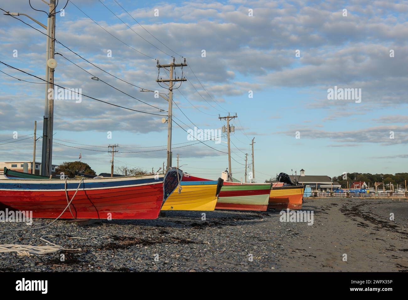 Kleine Boote ruhen an der Küste von Hull, Massachusetts. Angeln ist hier eine Lebensart. Hull liegt an der Bostoner Südküste. Das ist Boston Harbor. Stockfoto