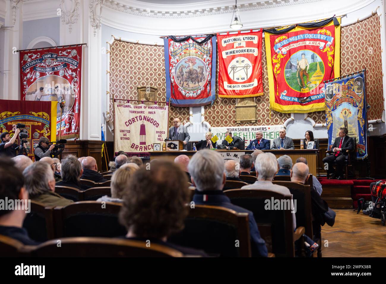 Barnsley, Großbritannien. MÄRZ 2024. Michael Stowe spricht die versammelte Menschenmenge in der NUM-Halle an. Von links nach rechts abgebildetes Panel: Michael „Mick“ Stowe (Bürgermeister von Barnsley) Sharon graham (Gen SEC Unite the Union) Chris Kitchen (Gen SEC NUM) Nicky Wilson (Präsident der NUM) Ian Lavery (MP für Wansbeck) Stephanie Peacock (MP für Barnsley East) Dan Jarvis (MP für Barnsley Central). Credit Milo Chandler/Alamy Live News Stockfoto