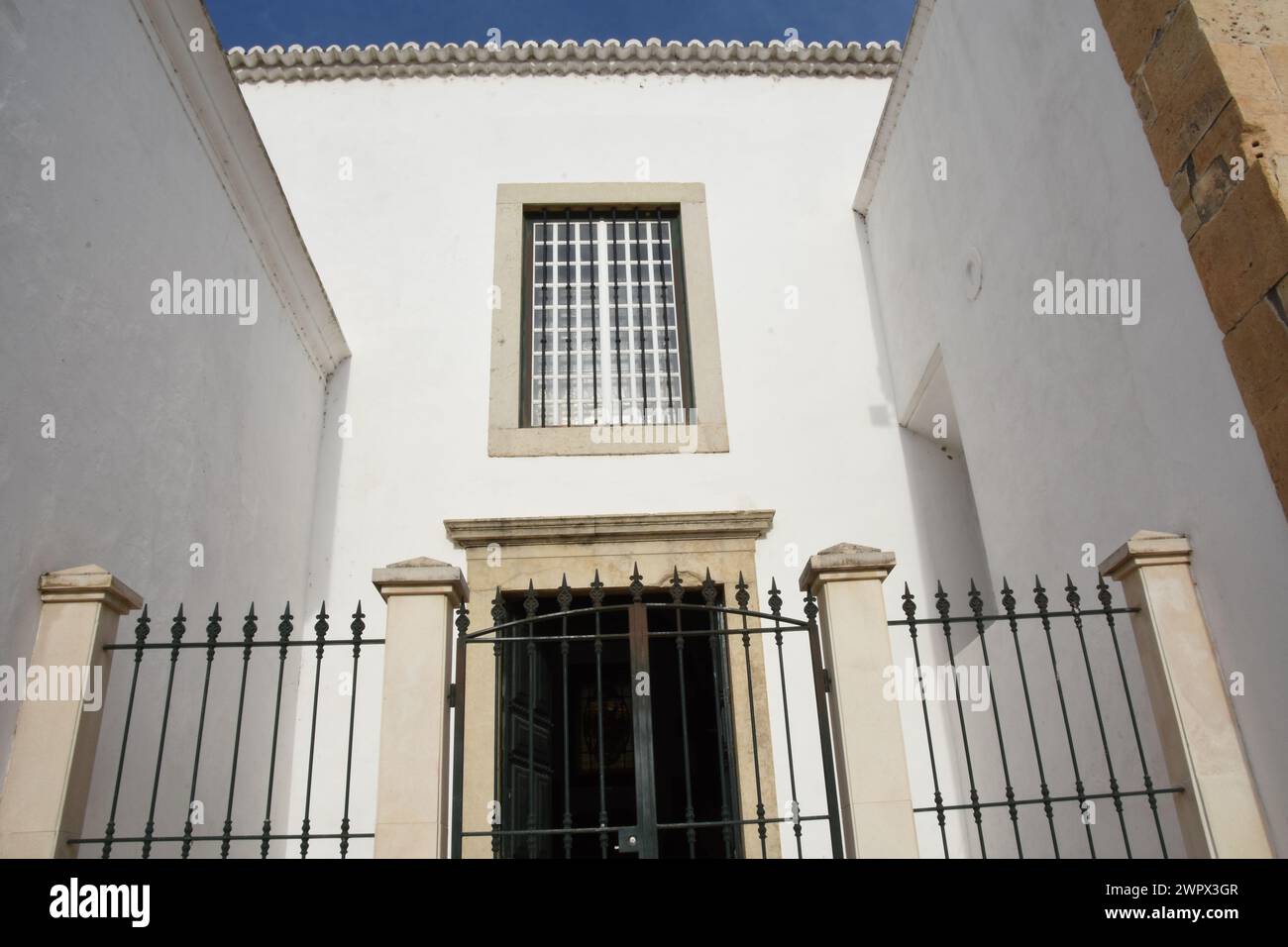 Eglise de São Pedro - Faro érigée au XVIe siècle, l’Eglise de Saint-Pierre subit de profondes Modifications après le Tremblement de Terre de 1755. Ein Stockfoto