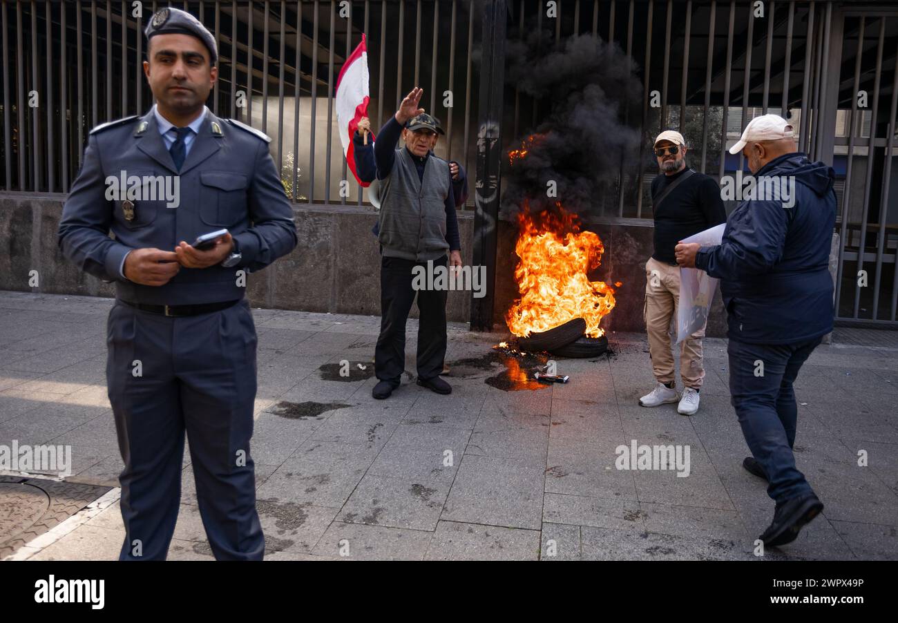 Beirut, Libanon. März 2024. Libanesische Bürger protestieren am 8. März 2024 bei Banken in Hamra, Beirut, Libanon. Seit dem Bankenkollaps im Jahr 2019 ist es libanesischen Einlegern verboten, sich von ihren Ersparnissen zurückzuziehen. Dies war ein Versuch der Banken, die Liquiditätskrise zu bekämpfen, hat aber den Einlegern Schaden zugefügt. (Foto: Collin Mayfield/SIPA USA) Credit: SIPA USA/Alamy Live News Stockfoto