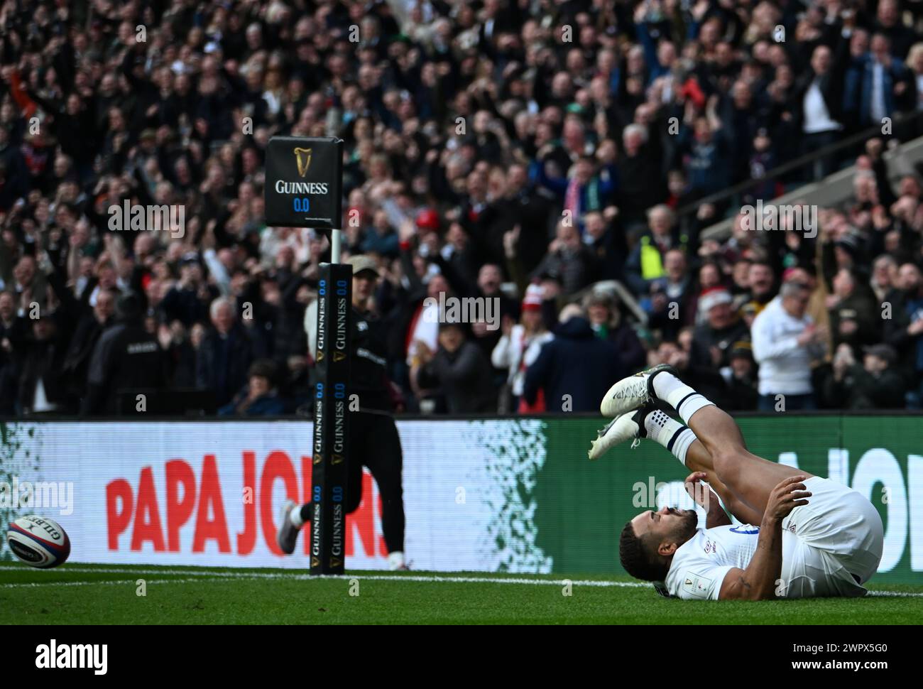 9. März 2024; Twickenham Stadium, London, England: Six Nations International Rugby England gegen Irland; Ollie Lawrence of England taucht ein, um 5-3 in 5. Minute einen Versuch zu erzielen Stockfoto