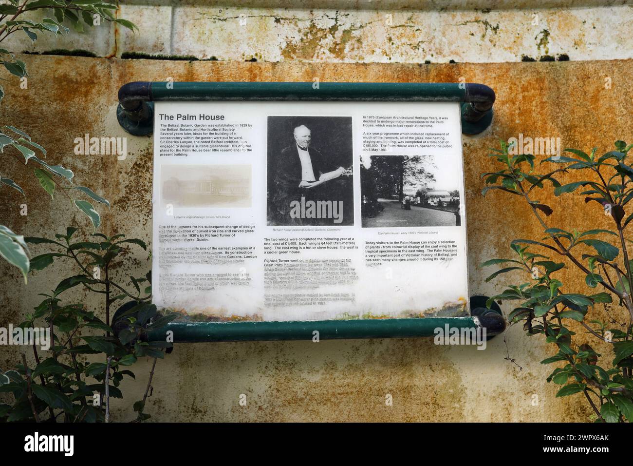 Informationstafel im Belfast Palm House im Botanischen Garten Stockfoto