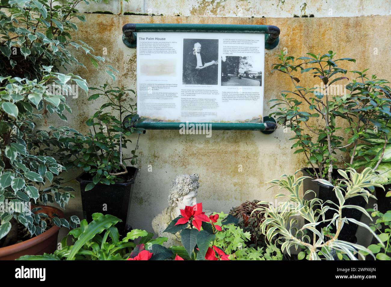 Informationstafel im Belfast Palm House im Botanischen Garten Stockfoto