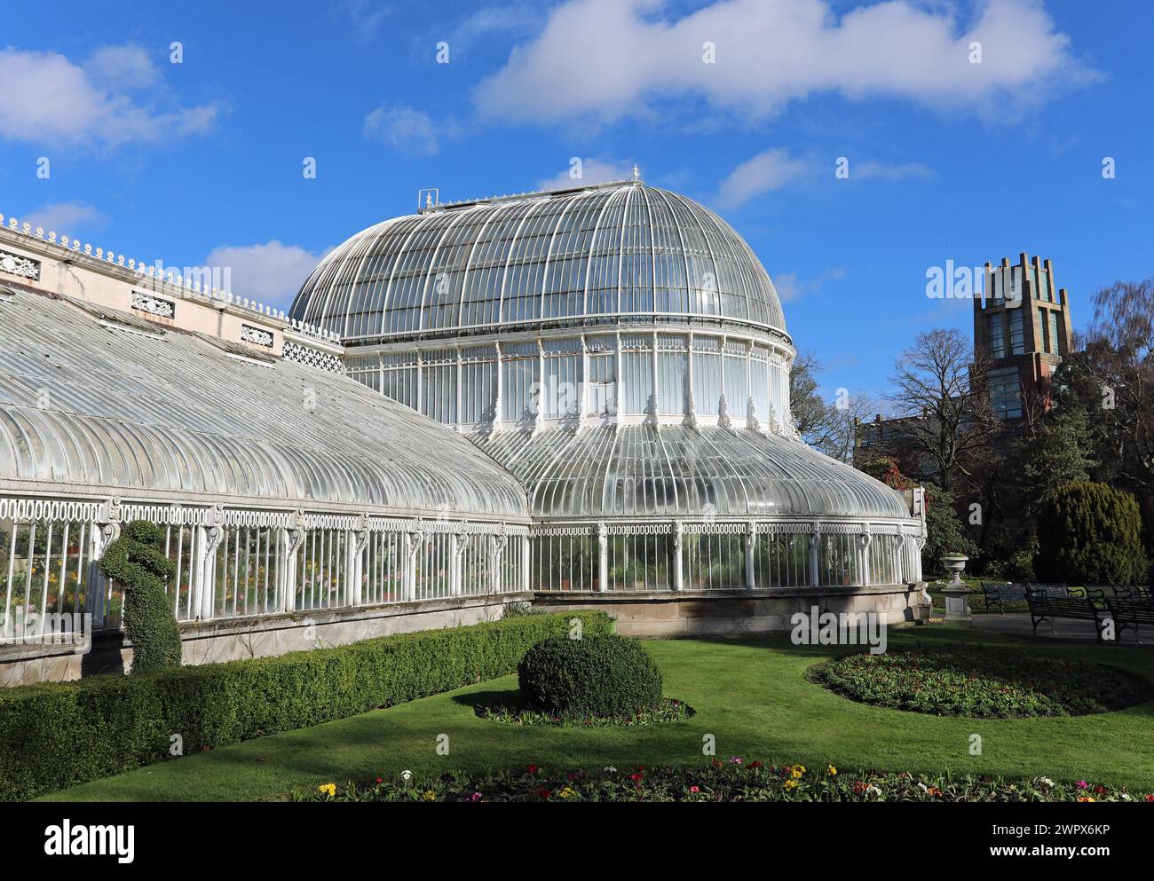 Gusseisernes Glashaus aus viktorianischer Zeit von Charles Lanyon in den Belfast Botanic Gardens Stockfoto