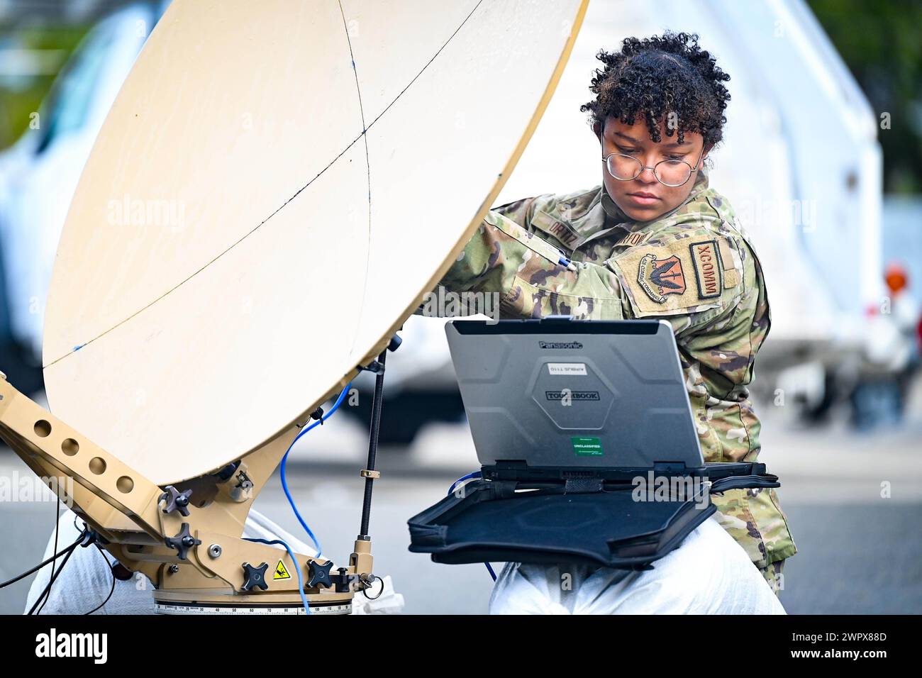 2. Februar 2024 - März Air Reserve Base, Kalifornien, USA - U.S. Air Force Airman 1st Class Rashin Ortiz, 52nd Combat Communications Squadron (CCS) Funkfrequenzübertragungstechniker, richtet eine Satellitenschüssel für die 79th Fighter Squadron (FS) während der Bamboo Eagle 24-1 auf der March Air Reserve Base, Kalifornien, aus. 2, 2024. Die 52nd CCS arbeitete mit der 79th FS zusammen, um ein sicheres Kommunikationsnetzwerk an einem simulierten Remote-Operating-Standort aufzubauen und aufrechtzuerhalten, sodass Wartungsflugzeuge und Piloten die Trainingsmissionen klar und ohne Unterbrechung koordinieren konnten. (Foto von Steve Stockfoto