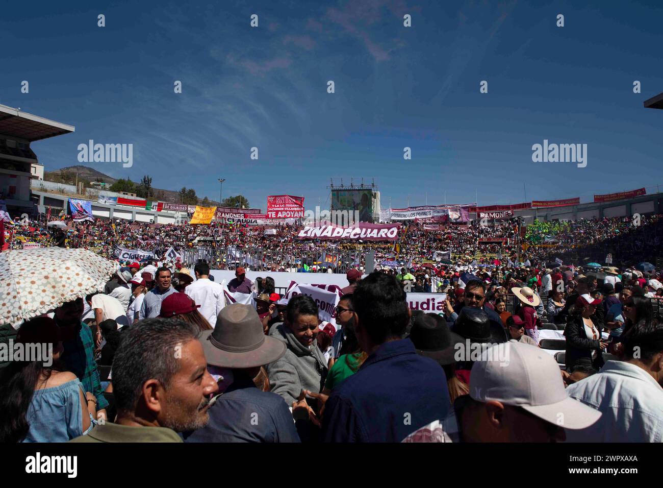 Morelia, Mexiko. März 2024. Anhänger der MORENA-Partei, die das Morelos-Stadion in Morelia besuchten, um die Rede von Dr. Claudia Sheinbaum, Kandidatin für die Präsidentschaft der Republik in Mexiko, zu sehen. Quelle: Luis E Salgado/Alamy Live News Stockfoto
