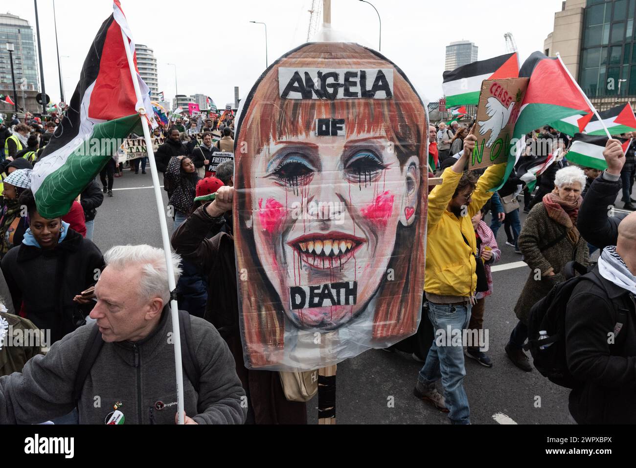 London, Großbritannien. März 2024. Die Demonstranten tragen eine Karikatur, in der Angela Rayner Abgeordnete dargestellt wird, wie Zehntausende palästinensische Unterstützer durch London vom Hyde Park zur US-Botschaft marschieren und zu einem Waffenstillstand und einem Ende der Unterstützung Großbritanniens und der USA für die Belagerung, Bombardierung und Invasion von Gaza durch Israel auffordern. Der seit 2007 blockierte Gazastreifen wird vom Generalsekretär der Vereinten Nationen Antonio Guterres als "Friedhof für Kinder" bezeichnet. Quelle: Ron Fassbender/Alamy Live News Stockfoto