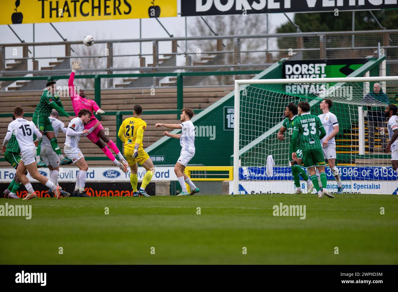 Morgan Williams aus Yeovil Town und Rice Charles-Cook aus Welling United sogar Yeovils Keeper Joe Day (Leihgabe aus Newport County) kam während der N Stockfoto
