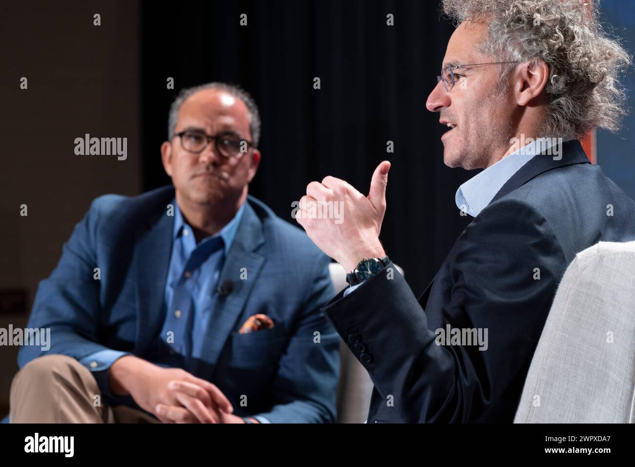 Alexander C. Karp (R), Mitbegründer und Chief Executive Officer von Palantir Technologies Inc., präsentiert sich auf dem John McCain Institute Sedona Forum Stockfoto