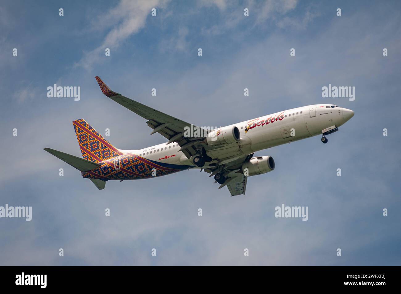 15.07.2023, Singapur, Republik Singapur, Asien - ein Passagierflugzeug der Batik Air vom Typ Boeing 737-800 mit der Registrierung PK-LBW im Landeanflug auf den internationalen Flughafen Changi. PT Batik Air Indonesia ist eine indonesische Fluggesellschaft mit Sitz in Jakarta und Basis auf dem Flughafen Soekarno-Hatta und Teil der Lion Group. *** 15 07 2023, Singapur, Republik Singapur, Asien Ein Passagierflugzeug der Batik Air Boeing 737 800, registriert PK LBW beim Anflug auf den internationalen Flughafen Changi PT Batik Air Indonesia ist eine indonesische Fluggesellschaft mit Sitz in Jakarta und Sitz in Soekarno Hatta Stockfoto