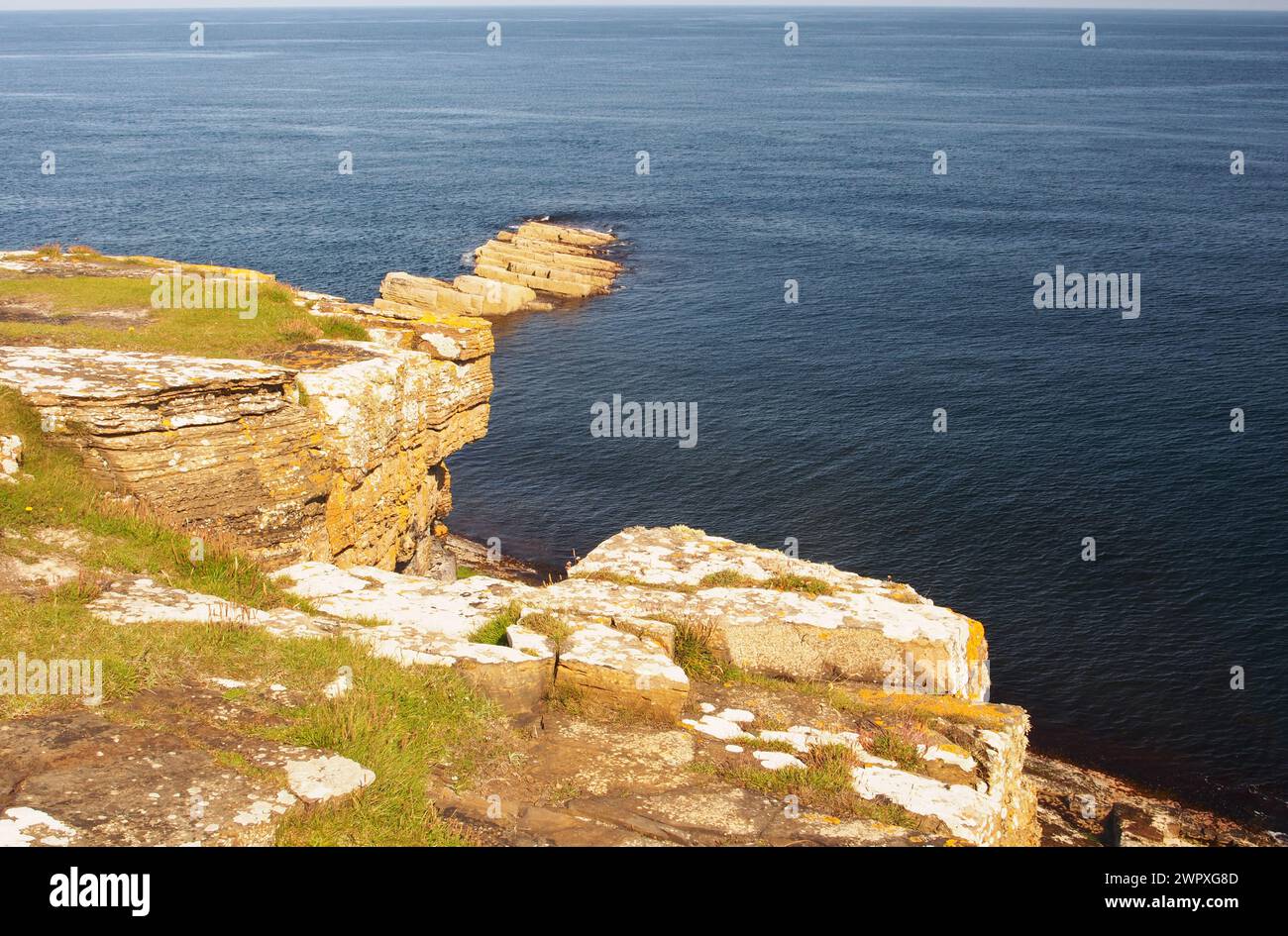 Blick auf das Meer bei Gearsan, in der Nähe des Gloup, an der Ostküste von Festland Orkney, Schottland, Großbritannien, mit tiefblauem Meer und Klippen, Nordsee Stockfoto