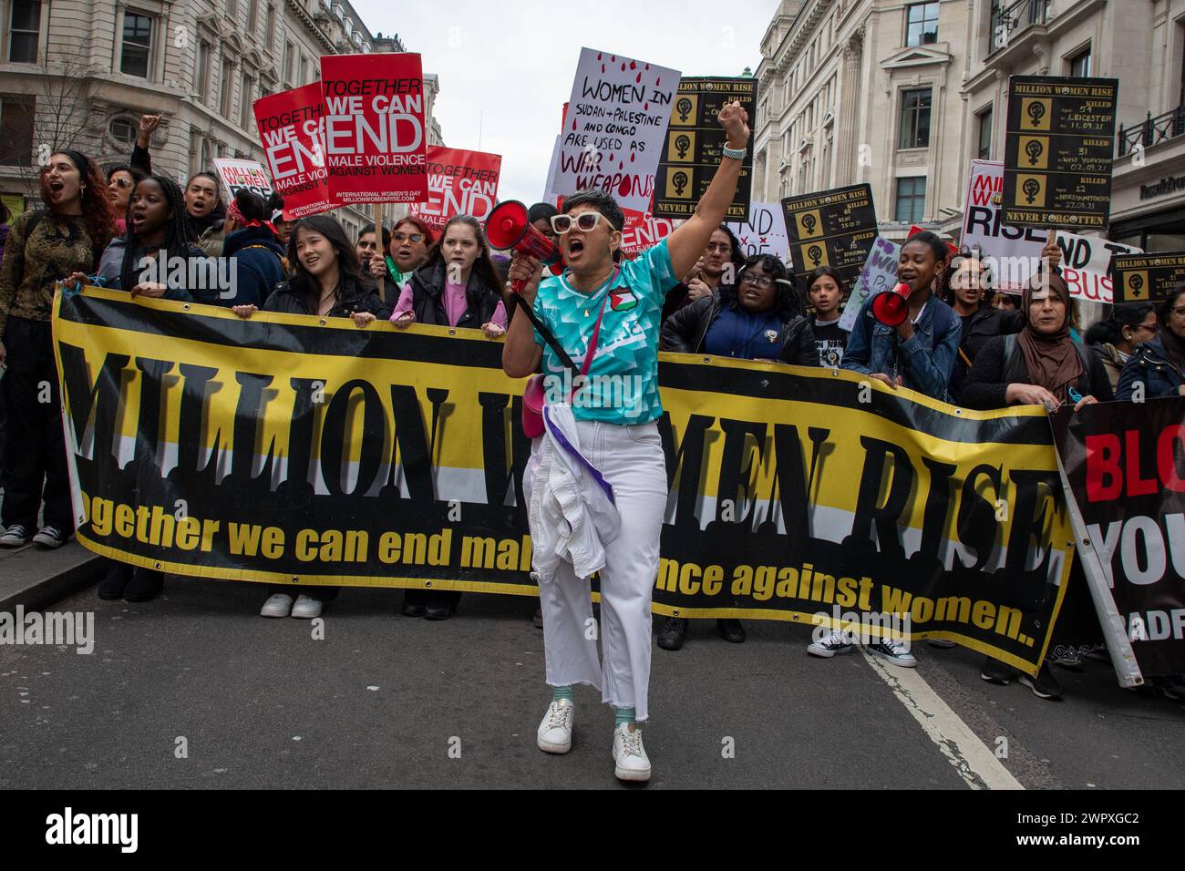 London, Großbritannien. März 2024. Frauen haben sich zur jährlichen Demonstration "Million Women Rise" am Internationalen Frauenwochenende versammelt, um sich gegen Gewalt gegen Frauen zu versammeln. Quelle: Kiki Streitberger/Alamy Live News Stockfoto