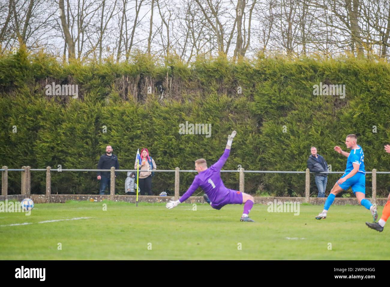 Heather, Großbritannien, 9. März 2024: Jordon Carter schießt Heathers 3. Tor im Spiel der Midland Football League zwischen Heather St Johns und Bilston Town Community Credit: Clive Stapleton/Alamy Live News Stockfoto