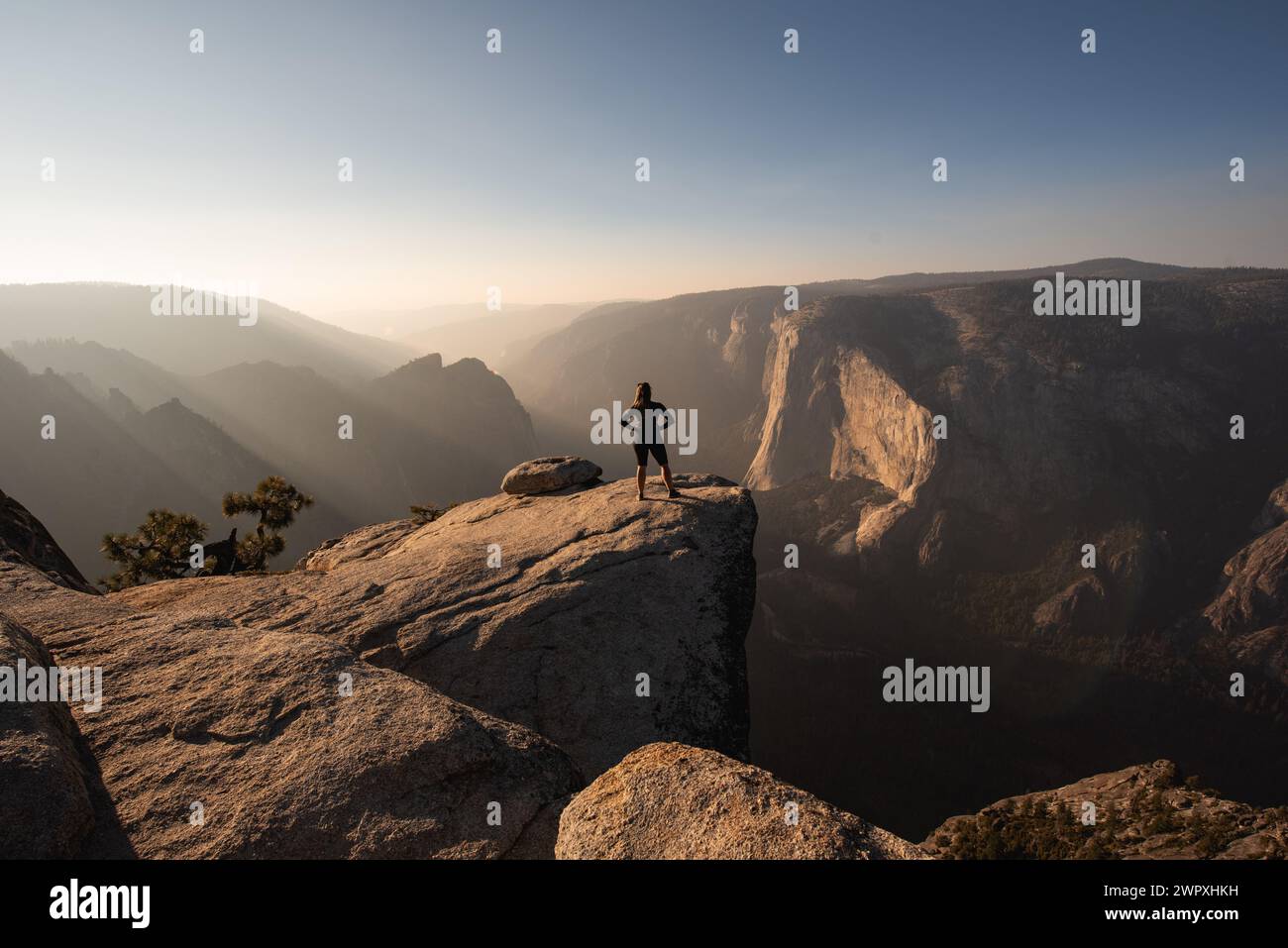 Frau am Rande einer Klippe am Taft Point in Yosemite, Kalifornien Stockfoto