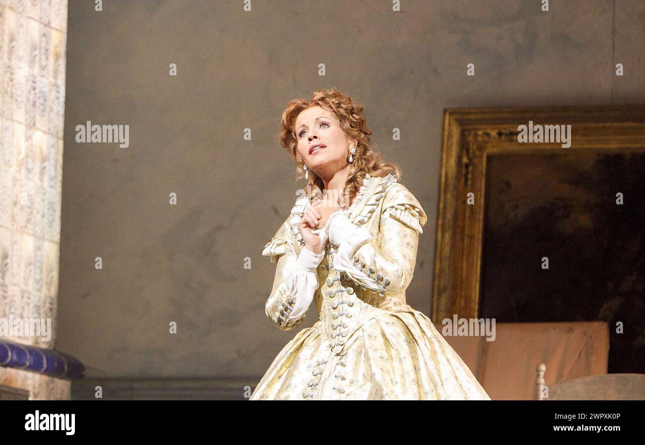 Renee Fleming (Violetta Valery) in LA TRAVIATA an der Royal Opera, Covent Garden London WC2 18/06/2009 Musik: Giuseppe Verdi Libretto: Francesco Maria Piave nach „La Dame aux camelias“ von Alexandre Dumas Fils Dirigent: Antonio Pappano Design: Bob Crowley Beleuchtung: Jean Kalman Choreograf: Jane Gibson Regisseur: Richard Eyre Stockfoto