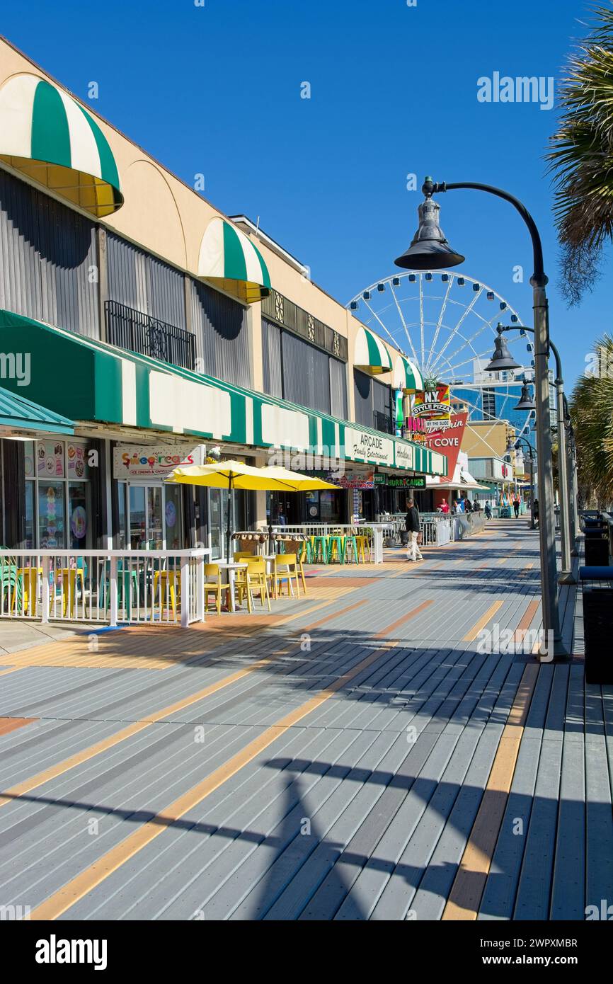 Reihe von Unternehmen an der Promenade in Myrtle Beach, South Carolina – Februar 2023 Stockfoto