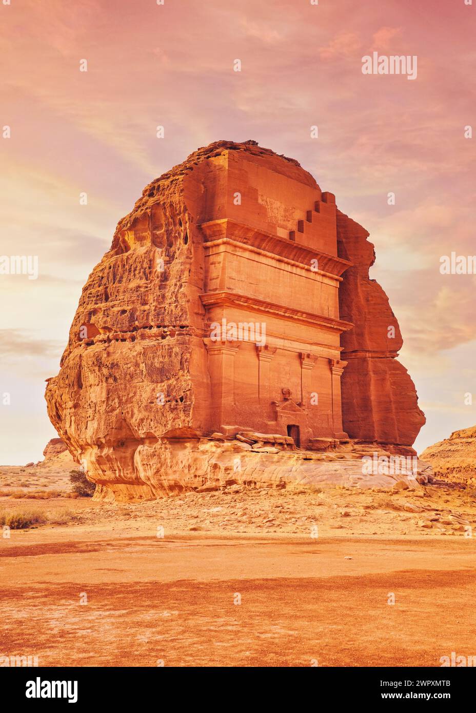 Grabmal Lihyan Sohn von Kuza, einsames Schloss oder Qasr al-Farid in Hegra, Saudia-Arabien - beliebtestes Wahrzeichen in Mada'in Salih, Ausgrabungsstätte Sandy de Stockfoto