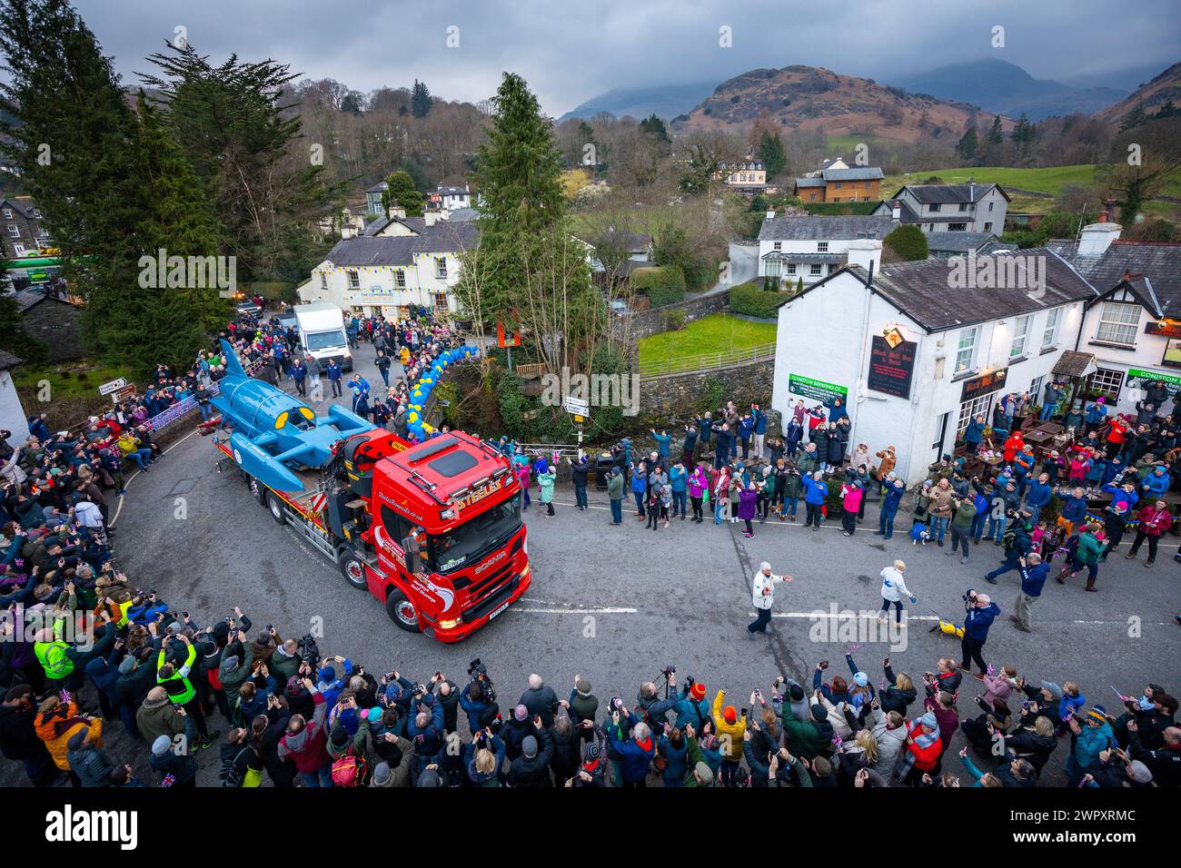 Bluebird K7 kommt am 9. März 2024 in Coniston mit einer großen, feiernden Menschenmenge an, einem einzigartigen erhöhten Winkel, der die Atmosphäre und Spannung zeigt Stockfoto