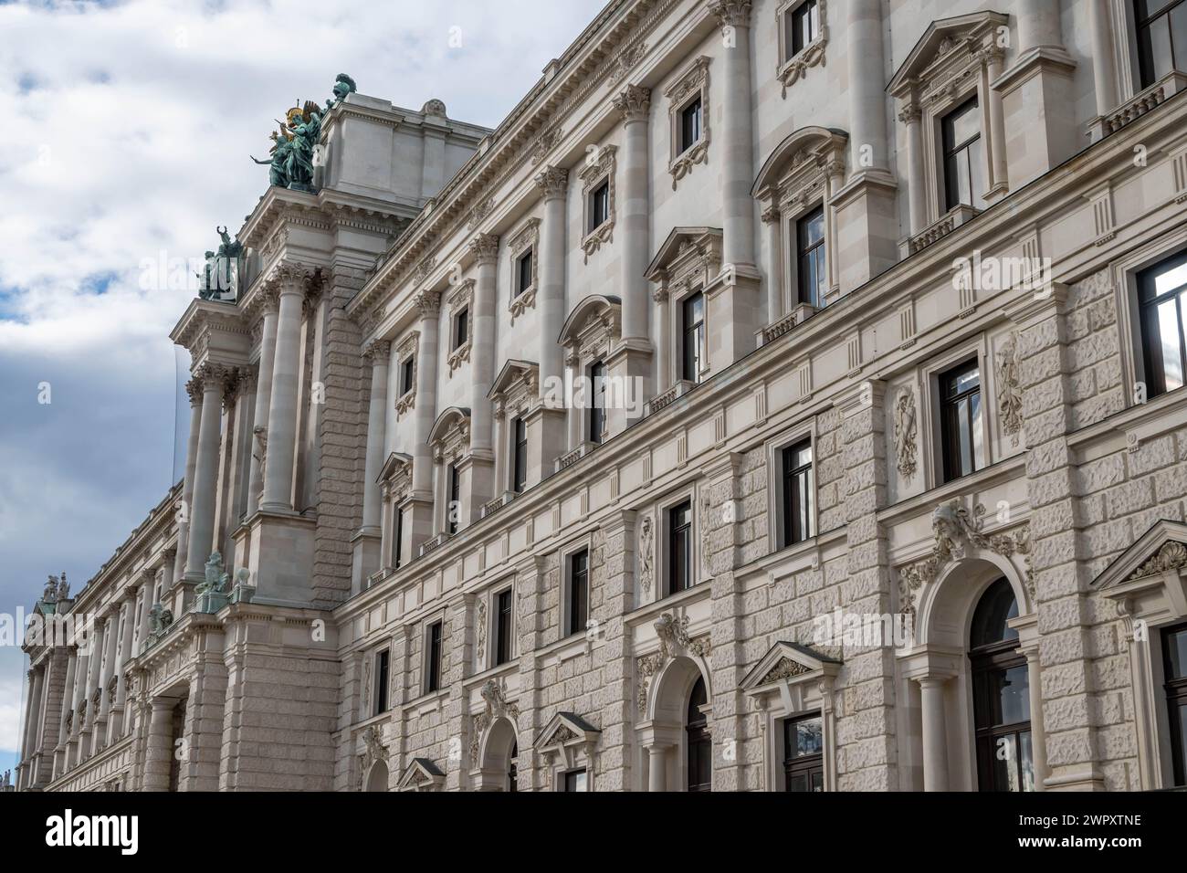 WIEN, ÖSTERREICH - 20. November 2023: Die Hofburg, ehemaliger Hauptkaiserpalast der Habsburgerdynastie in Österreich Stockfoto