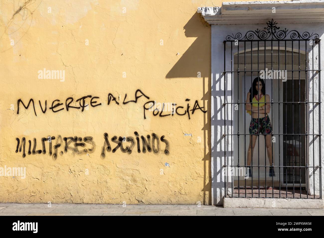 Oaxaca, Mexiko - die Wand eines Ladens ist mit Anti-Polizei-Graffitis geschmückt. Stockfoto