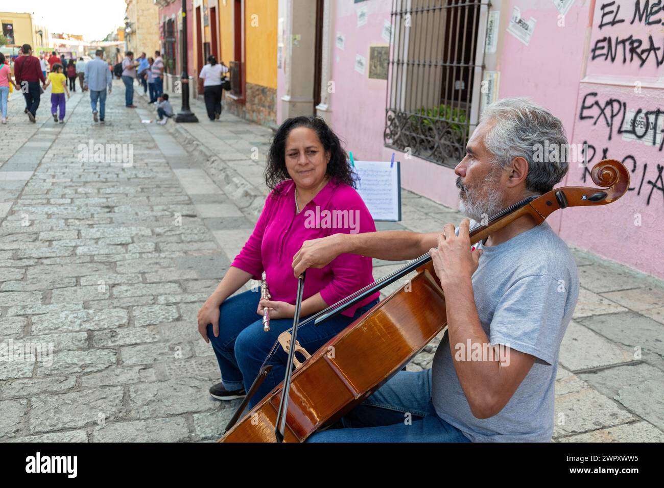 Oaxaca, Mexiko - Ein Mann und eine Frau spielen klassische Musik auf Bass und Flöte. Sie spielen um Trinkgeld auf der Alcala, einer Fußgängerzone. Stockfoto