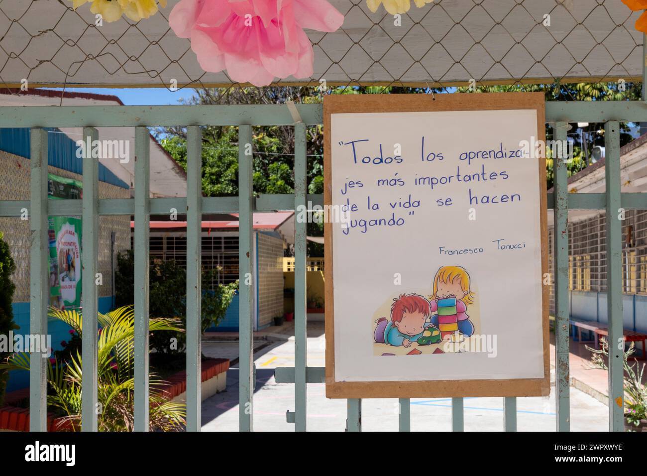 Oaxaca, Mexiko - Auf Einem Schulhof steht: Das wichtigste Lernen im Leben wird durch Spielen erreicht. Stockfoto