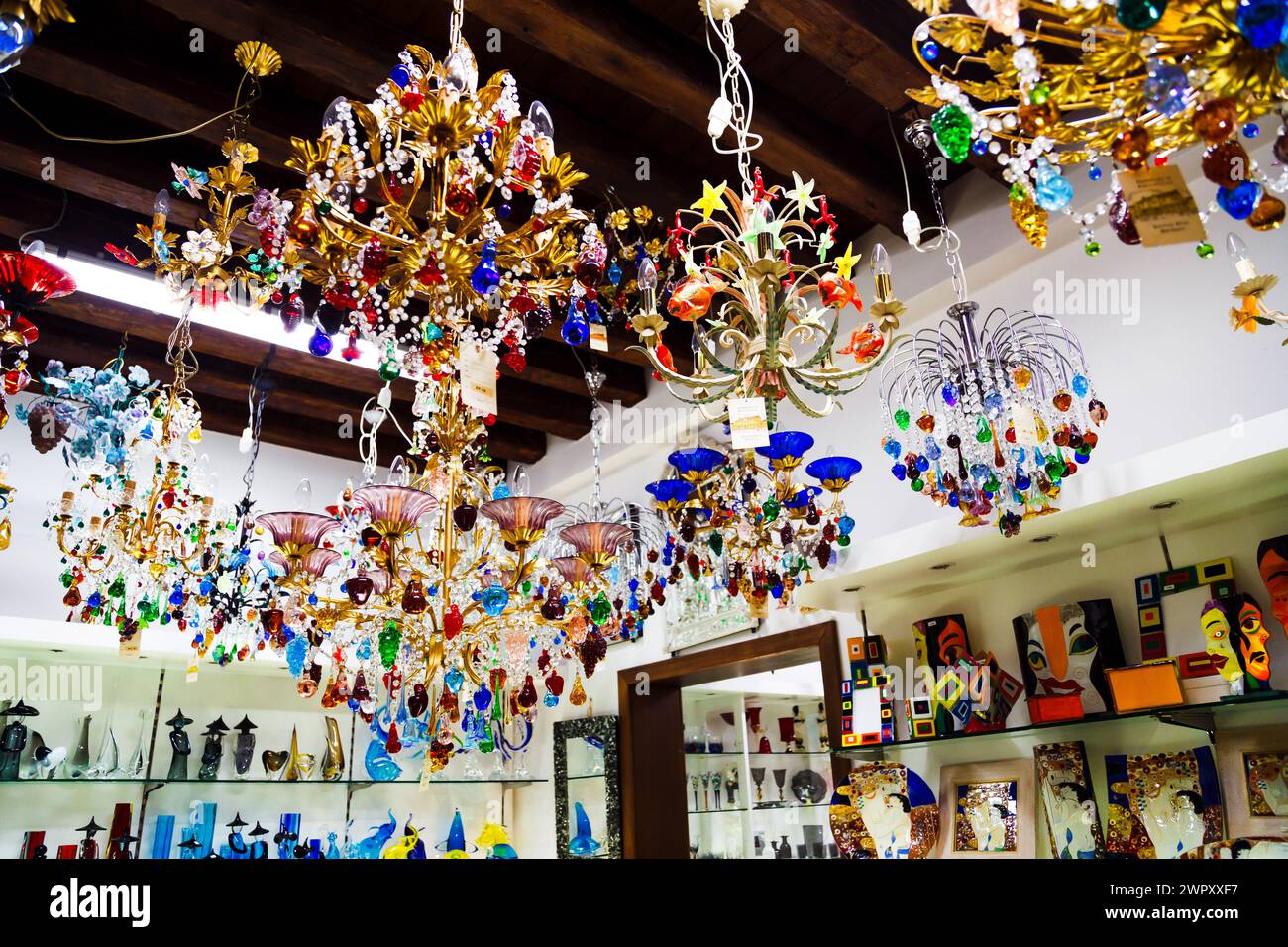 Insel Murano, Italien - 6. Oktober 2019: Farbenfrohe Glasanhänger Kronleuchter oder Lampe aus weltberühmtem Murano-Glas. Traditionelles venezianisches Glas Chandeli Stockfoto