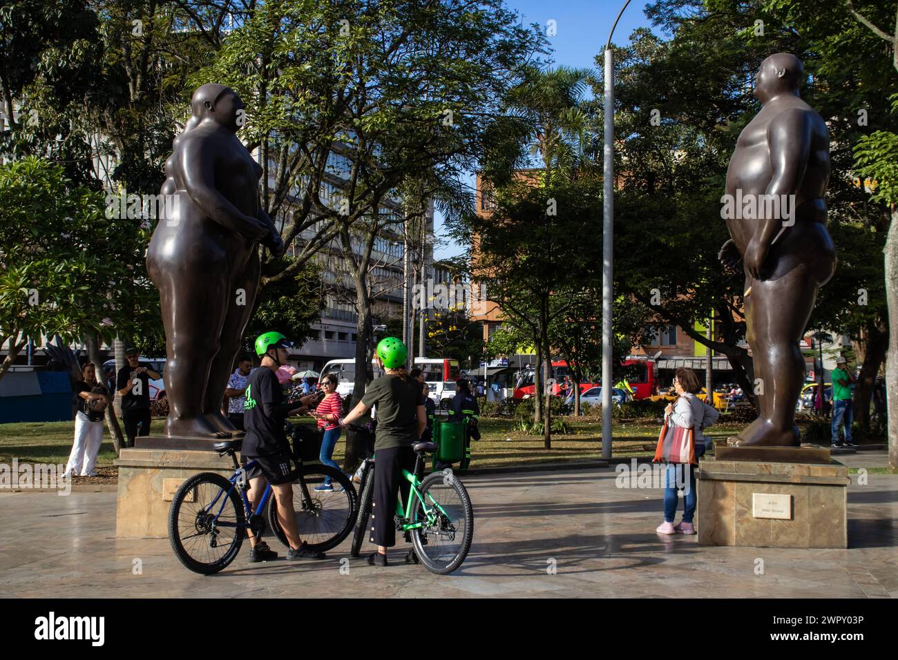MEDELLIN, KOLUMBIEN - 17. JANUAR 2024: Adam und Eva. Touristen auf einer Fahrradtour am Fernando Botero Platz im Zentrum der Stadt Medellin. Adan Stockfoto