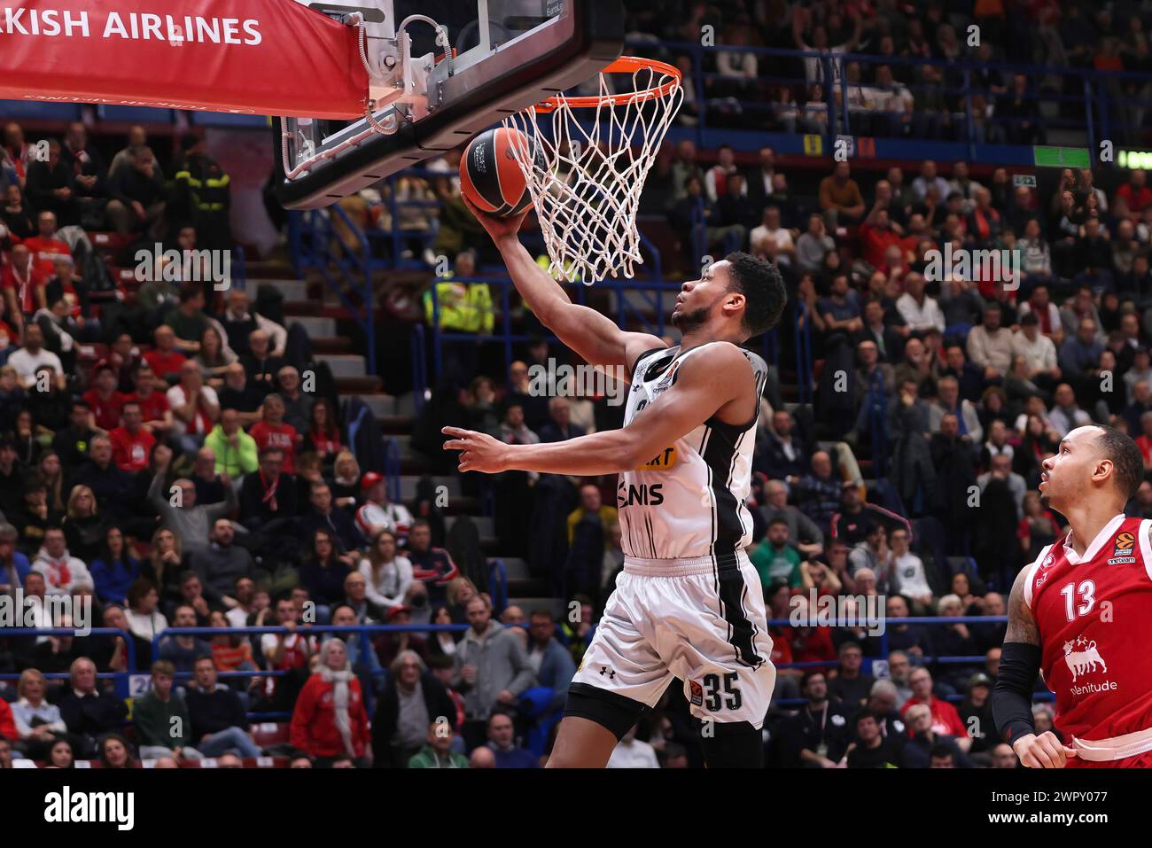 Mailand, Italien. März 2024. Italien, Mailand, 8. märz 2024: Perry Dozier jr (Partizan) springt im 3. Quartal während des Basketballspiels EA7 Emporio Armani Milan vs Partizan Belgrad, EuroLeague 2023-24 Runde 28 (Credit Image: © Fabrizio Andrea Bertani/Pacific Press via ZUMA Press Wire) NUR REDAKTIONELLE VERWENDUNG! Nicht für kommerzielle ZWECKE! Stockfoto