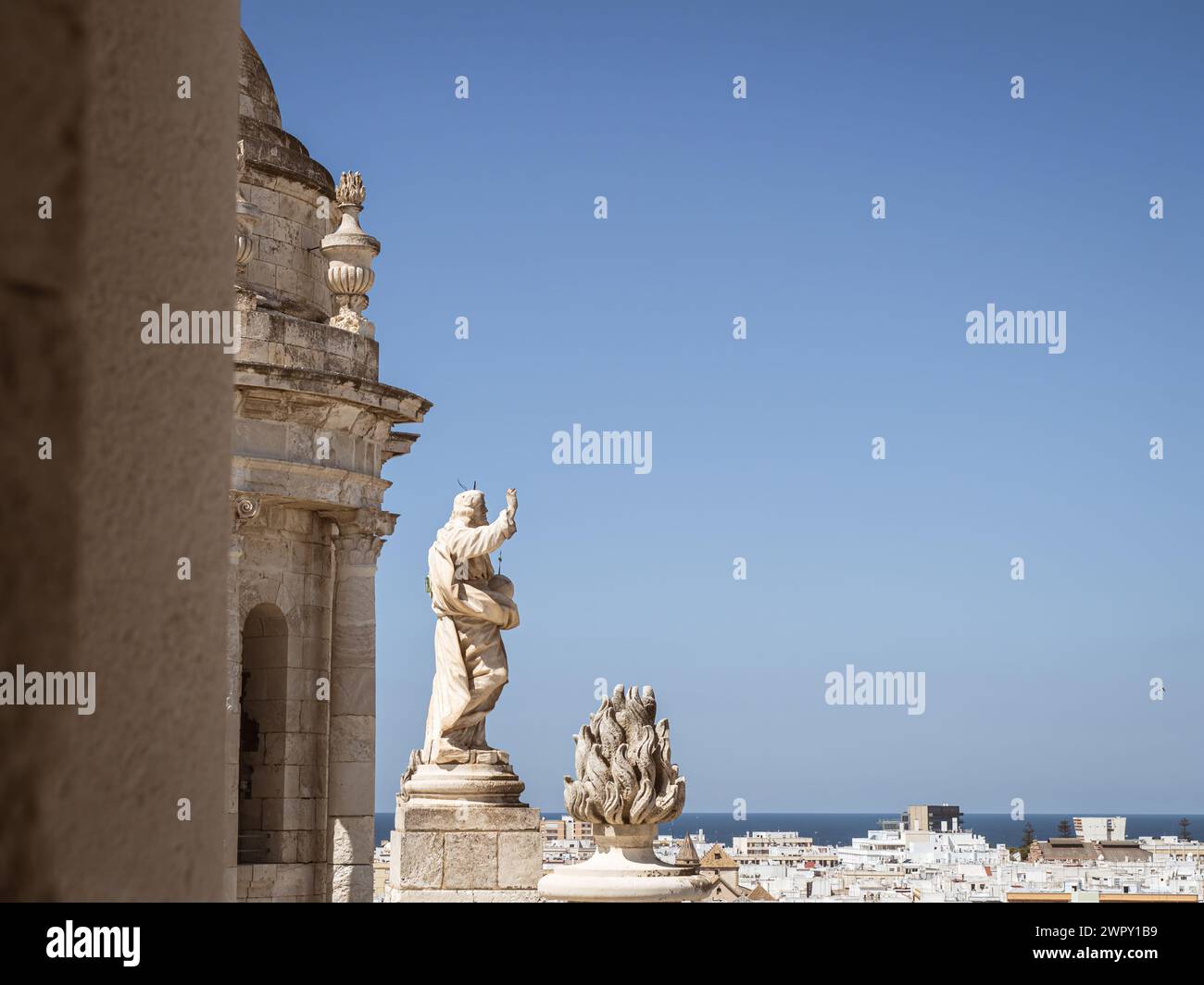 Panoramablick vom Glockenturm der Kathedrale von Cadiz (Catedral de la Santa Cruz de Cádiz), Skyline der Stadt, Sommerurlaub, Andalusien, Spanien Stockfoto