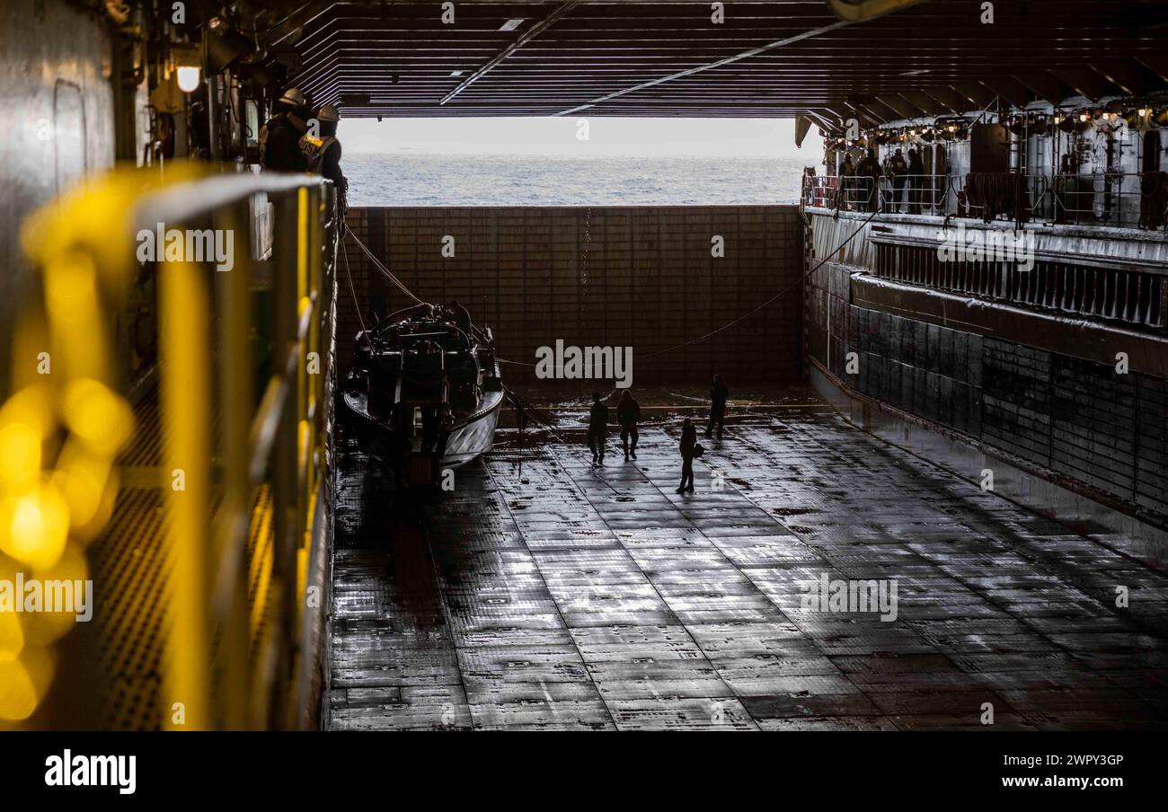 Ein schwedisches Schnellangriffsboot der CB90-Klasse sitzt auf dem Brunnendeck des Docklandeschiffs USS Gunston Hall (LSD 44) der Whidbey-Island-Klasse, das am 7. März 2024 den Einsatz von Kleinbooten zur Unterstützung des Standhaften Defenders verfolgt. Schweden, das neueste Mitglied der NATO, integriert sich während der größten Übung der Allianz seit Jahrzehnten in die NATO-Streitkräfte und setzt ihre langjährige Partnerschaft fort und zeigt gleichzeitig, dass die NATO in der Lage ist, Truppen rasch einzusetzen, um die Verteidigung Europas zu stärken. (Foto der U.S. Navy von Mass Communication Specialist 1st Class Danielle Serocki) Stockfoto