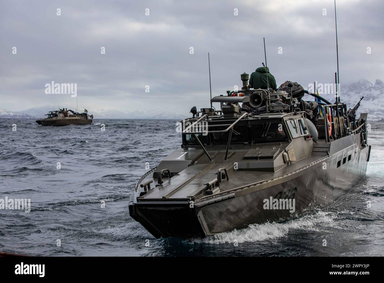 Ein schwedisches Schnellangriffsboot der CB90-Klasse nähert sich dem Brunnendeck des Docklandeschiffs USS Gunston Hall (LSD 44) der Whidbey Island-Klasse an, während eines kleinen Bootsbetriebs zur Unterstützung des Standhaften Defenders am 24. März 2024. Schweden, das neueste Mitglied der NATO, integriert sich während der größten Übung der Allianz seit Jahrzehnten in die NATO-Streitkräfte und setzt ihre langjährige Partnerschaft fort und zeigt gleichzeitig, dass die NATO in der Lage ist, Truppen rasch einzusetzen, um die Verteidigung Europas zu stärken. (Foto der U.S. Navy von Mass Communication Specialist 1st Class Danielle Serocki) Stockfoto