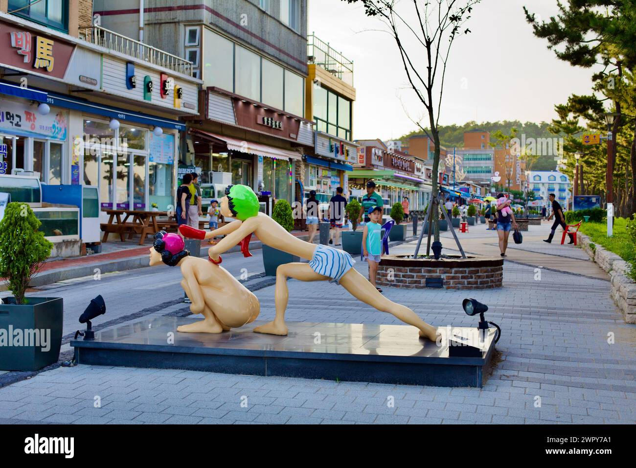 Yangyang County, Südkorea - 30. Juli 2019: Am späten Nachmittag auf der Promenade am Naksan Beach, mit Statuen von zwei Frauen, die sich gegenseitig baden Stockfoto