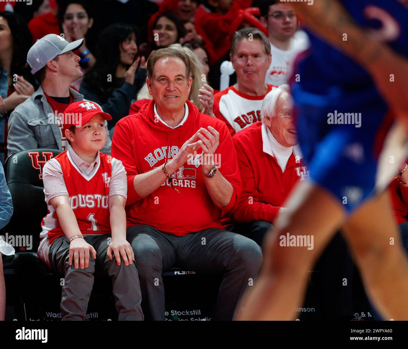 9. März 2024: Jim Nantz, Absolvent der University of Houston und Hall of Fame, sitzt am 9. März 2024 mit seinen Kindern am Courtside bei einem NCAA-Basketballspiel zwischen den Houston Cougars und den Kansas Jayhawks. Nantz war bekannt als die „Stimme der Final Four“ für seinen 32-jährigen Lauf als Play-by-Play-Ansageur für die NCAA Men's Final Four, die mit seinem Halbpensionierung 2023 endete. (Kreditbild: © Scott Coleman/ZUMA Press Wire) NUR REDAKTIONELLE VERWENDUNG! Nicht für kommerzielle ZWECKE! Stockfoto