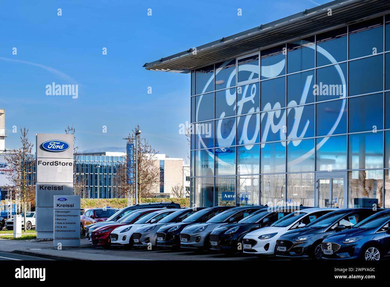 Bad Homburg, Deutschland, 03-2024: Ford Store in Bad Homburg. Ford ist ein US-amerikanischer Automobilhersteller. Stockfoto