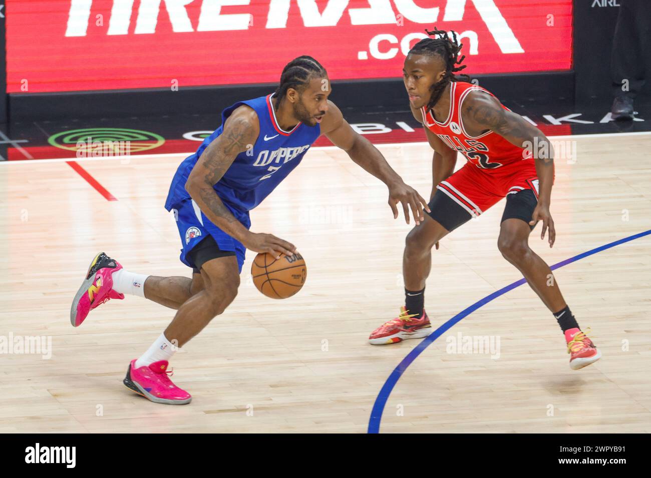 Los Angeles, Usa. März 2024. Kawhi Leonard (L) der Los Angeles Clippers (L) fährt während eines NBA-Basketballspiels in der Crypto.com Arena gegen Ayo Dosunmu der Chicago Bulls (R). Endergebnis: Clippers 112:102 Bulls (Foto: Ringo Chiu/SOPA Images/SIPA USA) Credit: SIPA USA/Alamy Live News Stockfoto