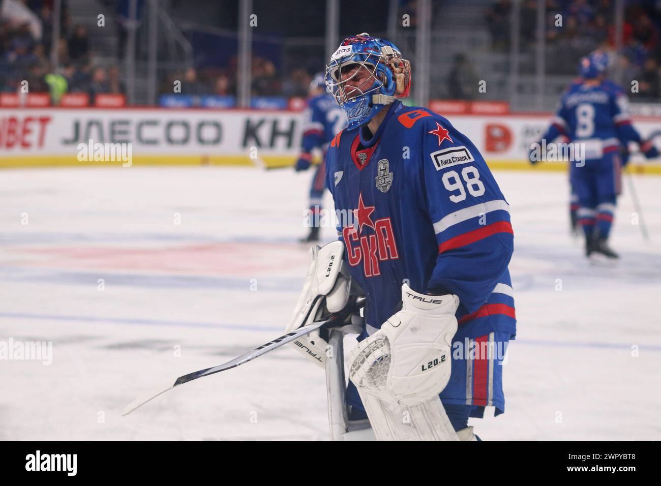 Sankt Petersburg, Russland. März 2024. SKA Hockey Club Spieler Nikita Serebryakow (98) in Aktion während des Spiels der Kontinental Hockey League, Gagarin Cup, Match 5, Finalsaison 1/8 KHL 2023 - 2024 zwischen SKA Sankt Petersburg und Torpedo Nischni Nowgorod in der SKA Arena. (Endpunktzahl; SKA St. Petersburg 3:0 Torpedo Nischni Nowgorod) (Foto: Maksim Konstantinov/SOPA Images/SIPA USA) Credit: SIPA USA/Alamy Live News Stockfoto