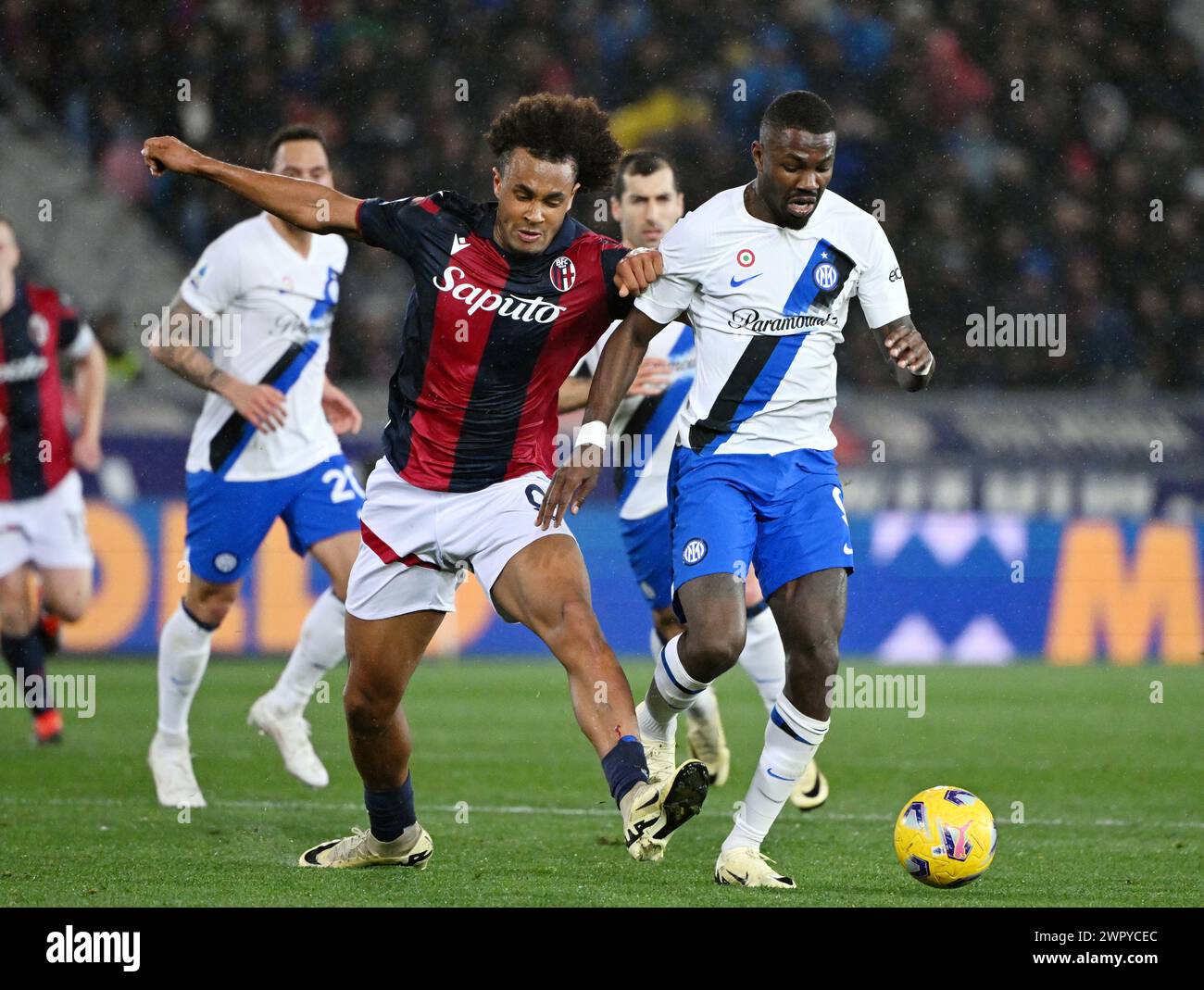 Bologna, Italien. März 2024. Marcus Thuram (R) von Inter Mailand streitet mit Joshua Zirkzee von Bologna während eines Fußballspiels der Serie A zwischen Bologna und Inter Mailand am 9. März 2024 in Bologna, Italien. Quelle: Alberto Lingria/Xinhua/Alamy Live News Stockfoto