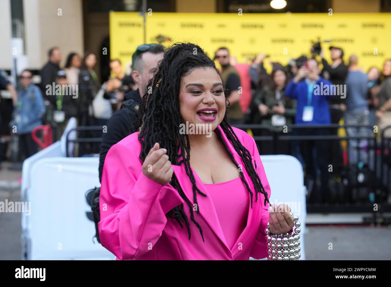 Die Schauspielerin MICHELLE BUTEAU, die in dem Pamela-Adlon-Film „Babes“ zu sehen ist, begrüßt Fans vor dem Paramount Theater in Austin bei der Uraufführung des Films während des zweiten Tages des South by Southwest (SXSW) Festivals in Austin, Texas am 9. März 2024. Quelle: Bob Daemmrich/Alamy Live News Stockfoto