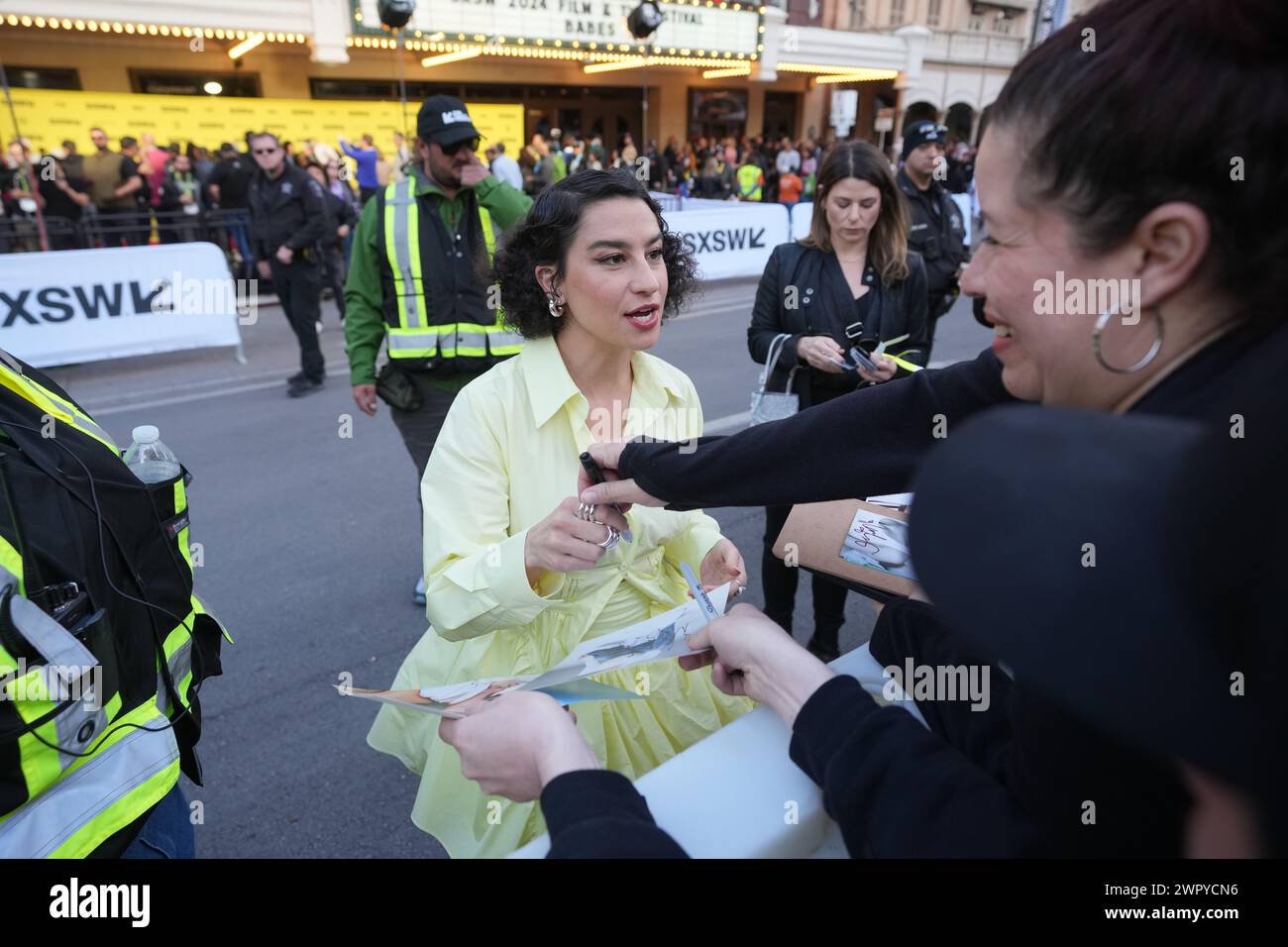 Die Schauspielerin ILANA GLAZER, die Eden in dem Pamela Adlon Film Babes spielt, begrüßt Fans vor dem Paramount Theater in Austin bei der Weltpremiere des Films am zweiten Tag des South by Southwest (SXSW) Festivals in Austin, Texas am 9. März 2024. Quelle: Bob Daemmrich/Alamy Live News Stockfoto