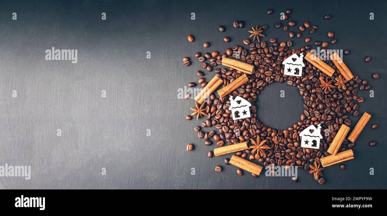 Kaffee mit Gewürzen und weihnachtliche Einrichtung. Konzept für Winterferien. Jahreszeit der Grüße. Gemütlichkeit. Heißer Kaffee mit Zimt und Sternanis. Blick von oben. Flach Stockfoto
