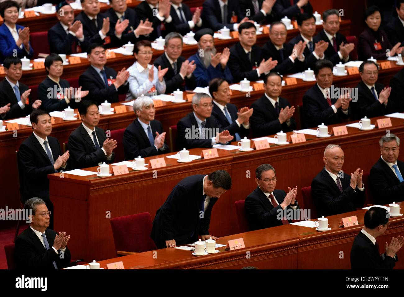 Chinese President Xi Jinping bows as he acknowledges the applause at the closing session of the Chinese People's Political Consultative Conference (CPPCC) held in the Great Hall of the People in Beijing, in Beijing, Sunday, March 10, 2024. The CPPCC is an advisory body to the National People's Congress which will close Monday. (AP Photo/Ng Han Guan) Stockfoto