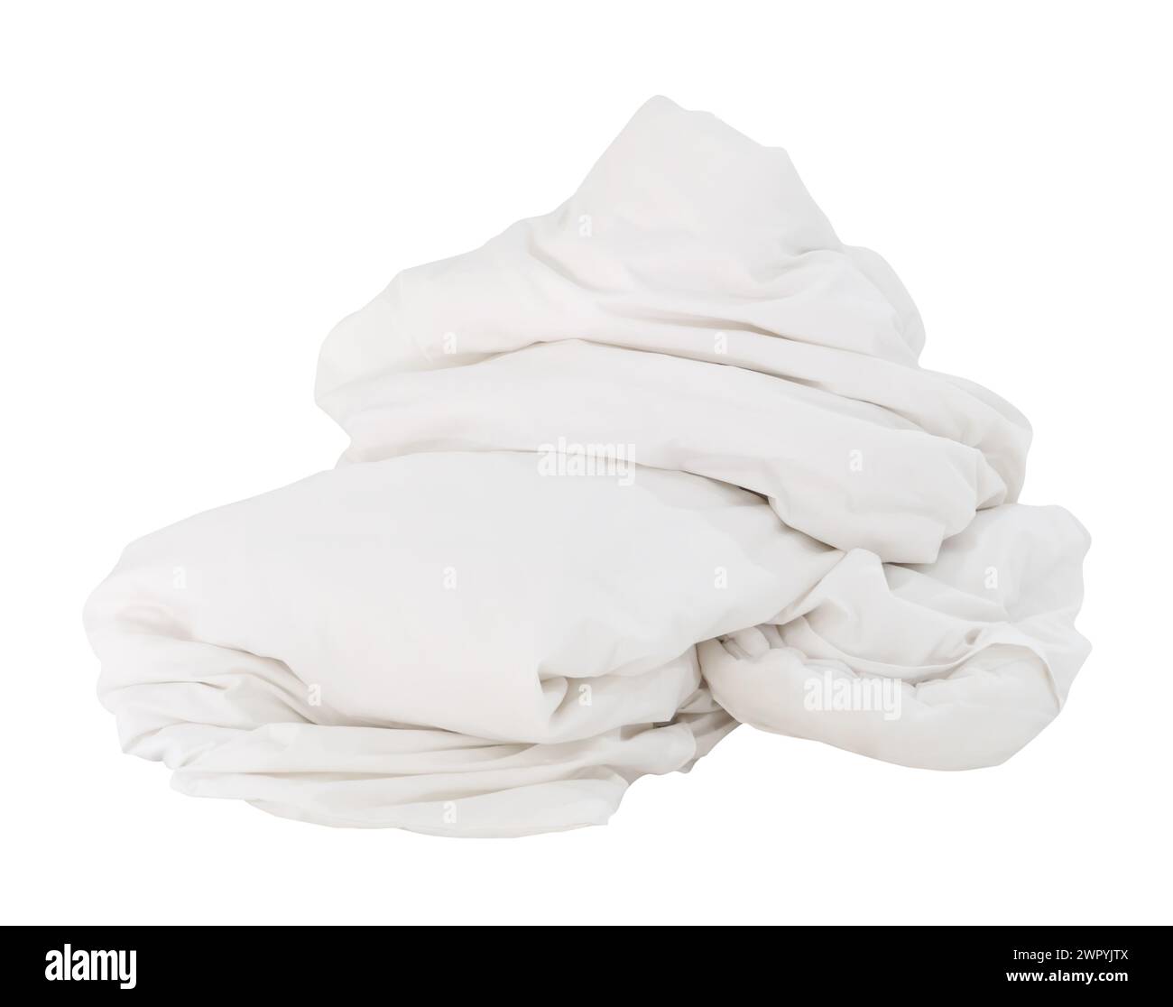 Weiße zerknitterte Decke oder Bettwäschekugel im Hotelzimmer, unordentlich und schmutzig nach dem Gebrauch der Gäste über Nacht ist isoliert ein weißer Hintergrund mit cli Stockfoto